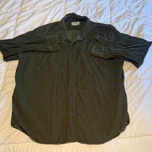Men's Casual Olive Green Button-Down Shirt with Chest Pockets
